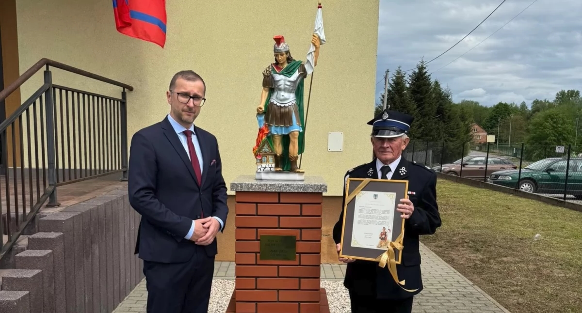 Sztandar i figura św. Floriana dla strażaków ochotników  [ZDJĘCIA]