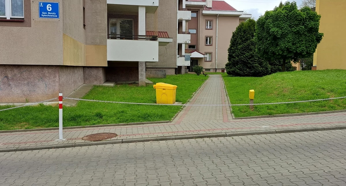 Een absurde woonwijk in Kazanów? De woningcoöperatie reageert op de klacht van de bewoner [FOTO'S]
