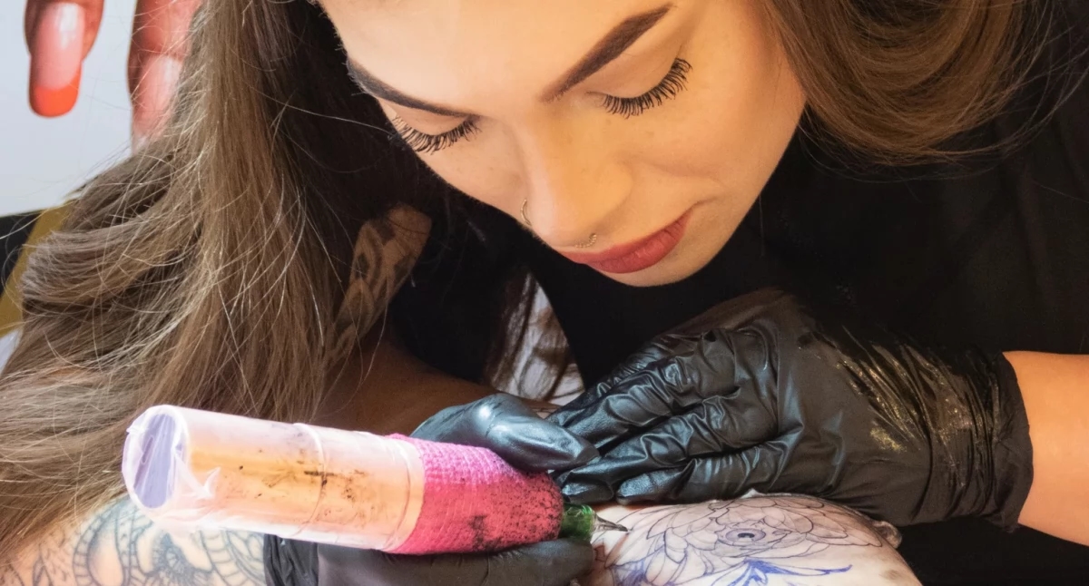 Tatoeëerders in actie. Er ontstonden ware kunstwerken. Bekijk foto's [GALERIJ]