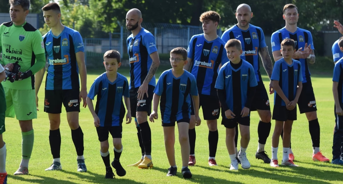¡El JKS ganó en Krosno! Podría haber euforia, pero aún hay rabia. El campeón de la tabla verde, con el ascenso a la tercera división, será el Sokół Kolbuszowa Dolna.