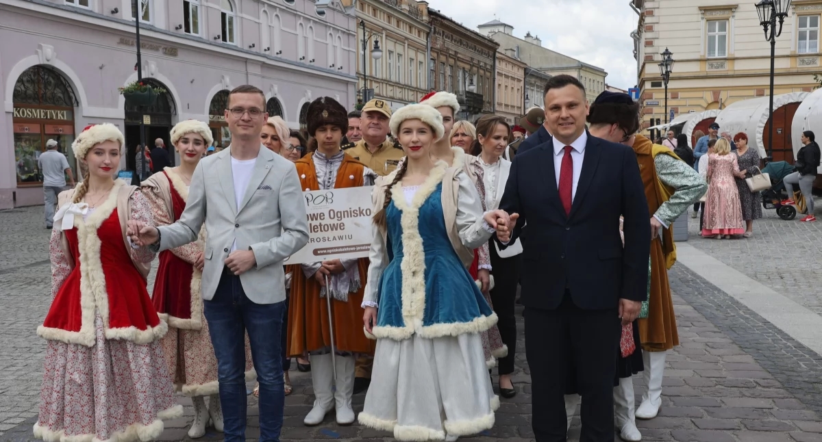 650 paren dansten de polonaise op het Marktplein in Jarosław [FOTO'S]