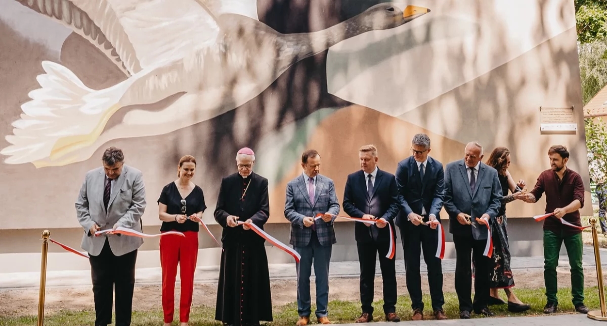 Um mural de W. Dzieduszycki decorava a parede de um edifício na Rua Stanisław Gajeckiego.