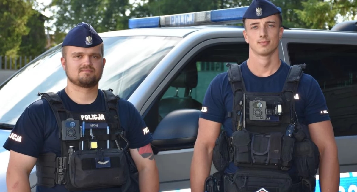 A 6-month-old baby fell off a changing table. The child's father asked the police for help. They didn't hesitate for a second [VIDEO]