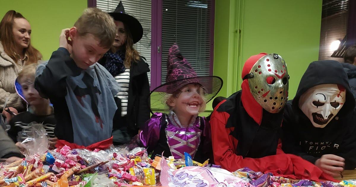 Gripport. Cadılar ve küçük canavarlar şeker toplamaya gittiler.