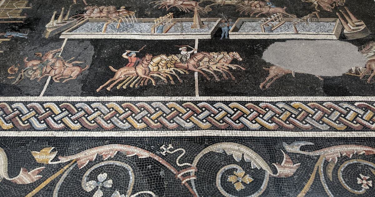 Лион. Гонки на колесницах, охота на кабана: две галло-римские мозаики, обнаруженные аптекарем в округе Энай.