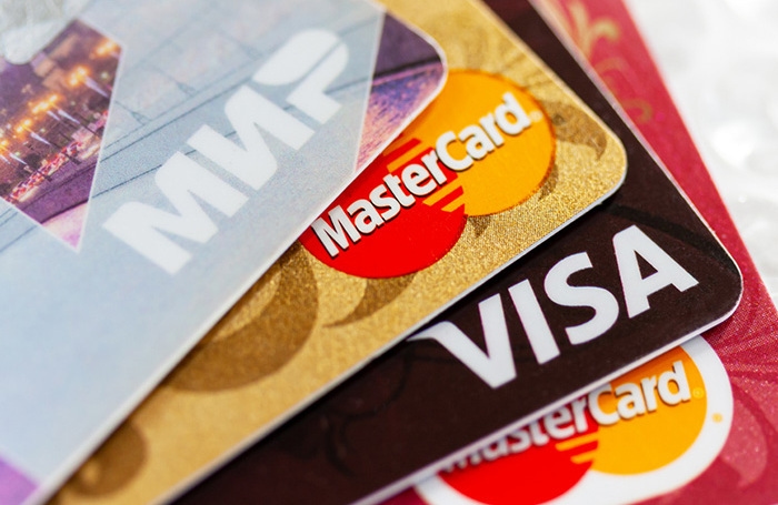 A partir de diciembre se podría introducir un límite en el número de tarjetas bancarias por persona.