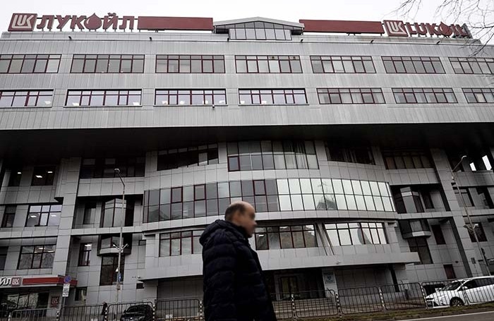 Bulgaria and Romania are trying to avoid US sanctions against Russian refineries.