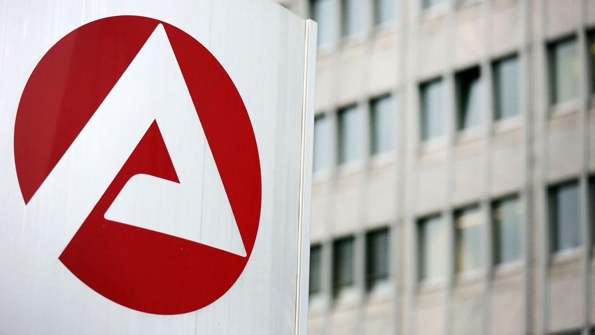 Arbeitslosigkeit: Zahl der Arbeitslosen sinkt im Oktober nur leicht