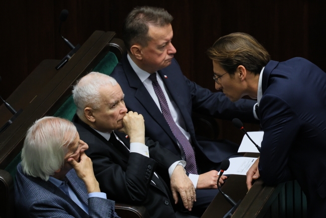 I partiti di governo sostengono la revoca dell'immunità di Ziobro e il suo arresto, il PiS si oppone, la Confederazione si oppone all'arresto