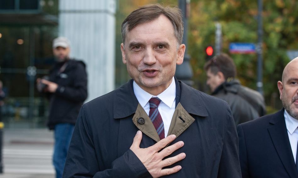 La commissione parlamentare sostiene la revoca dell'immunità di Ziobro. Chiede l'autorizzazione a trattenerlo e arrestarlo.