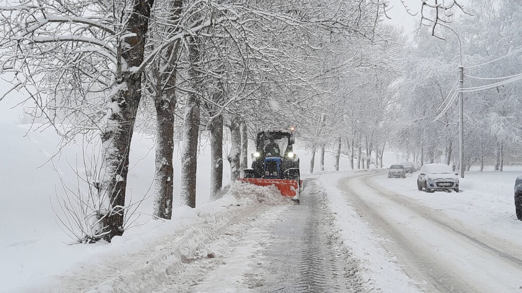 In Veliki Novgorod werd gecontroleerd of mensen en voertuigen klaar waren voor de winter.