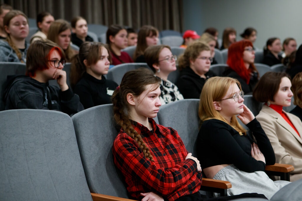 О том, как в одну секунду не лишиться мечты, новгородским студентам рассказали на краш-курсе сотрудники экстренных служб