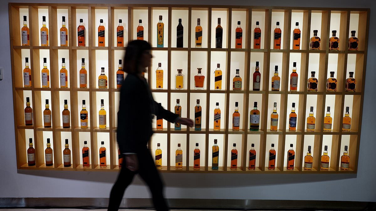 Diageo désormais « vulnérable à une offre de rachat » : la faiblesse des ventes aux États-Unis et en Chine fait chuter le cours de l'action à son plus bas niveau depuis dix ans.