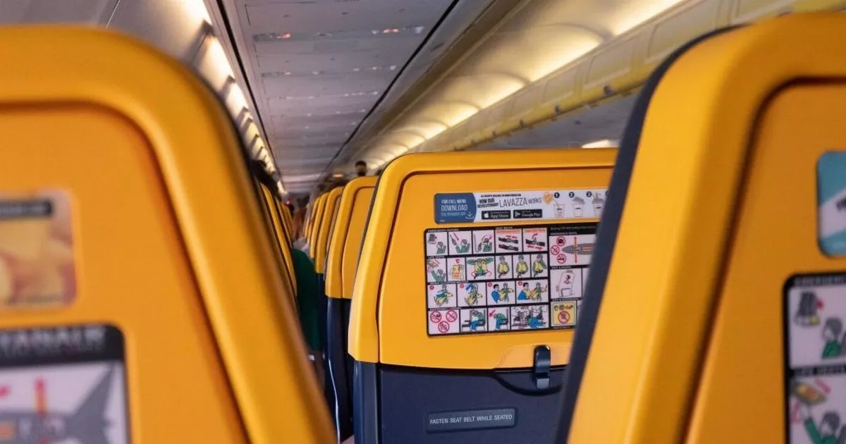 Женщина бронирует место у окна на рейсе Ryanair, и вот что происходит дальше