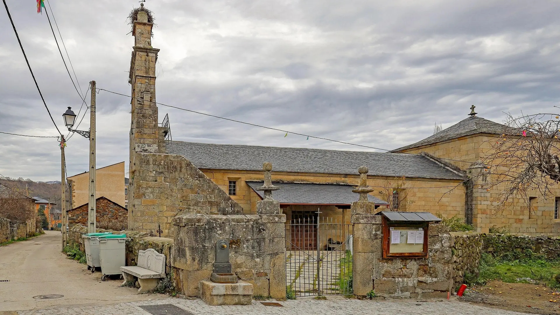 Ülkenin en etkileyici buzul gölüne bakan Zamora kasabası