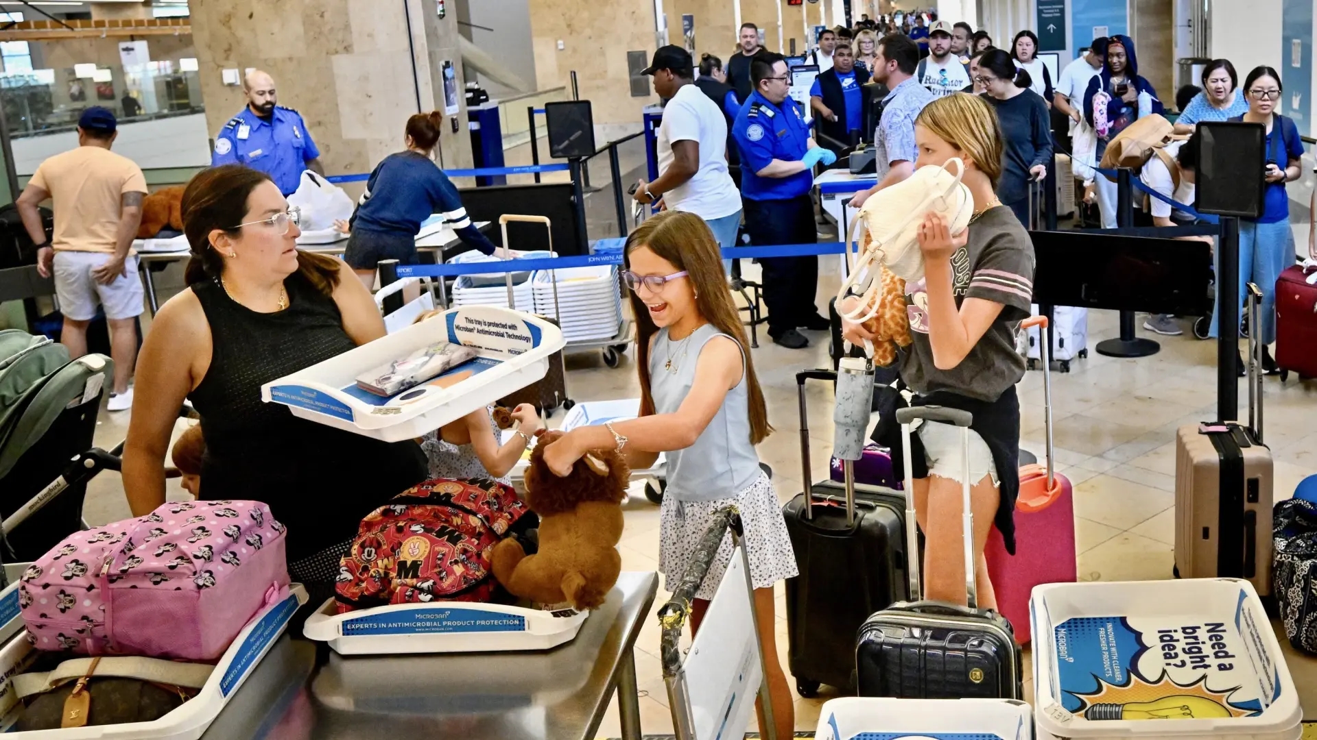 Uma regra pouco conhecida sobre o seu telemóvel nos aeroportos: podem confiscá-lo antes do embarque.