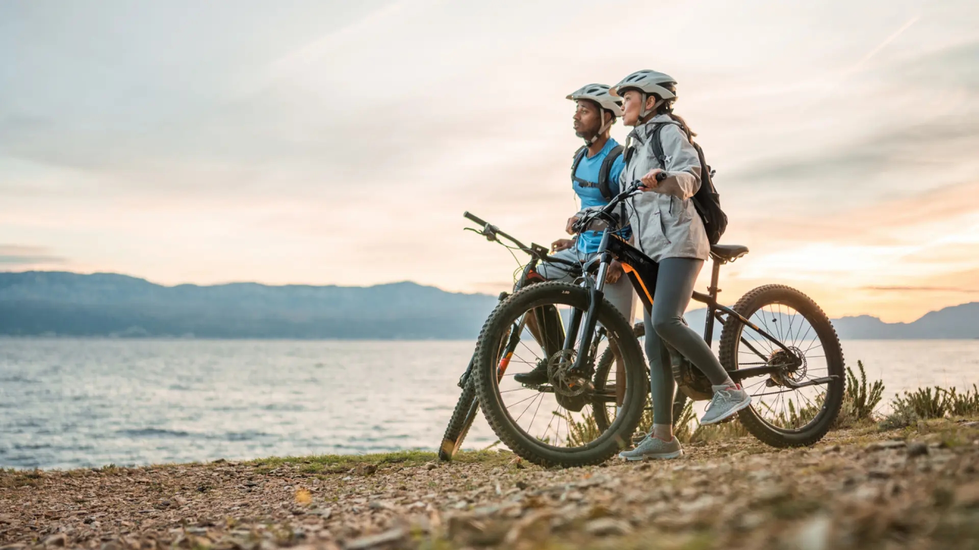 La piste cyclable le long de l'une des plus belles plages de Huelva avec des paysages préservés