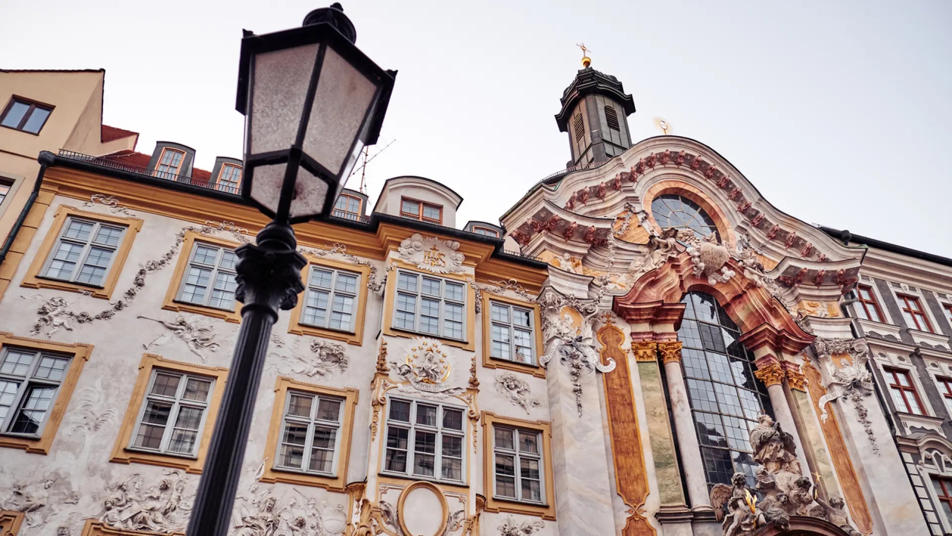 A igreja de Munique que você deve visitar se for à Oktoberfest: um tesouro barroco com um toque assustador