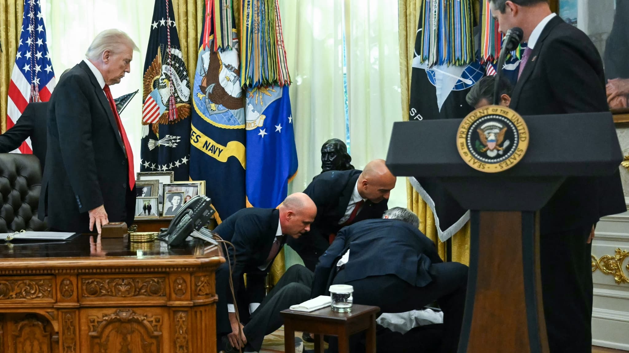 Oval Ofis'te Donald Trump'ın huzurunda bir ilaç temsilcisi yere yığıldı