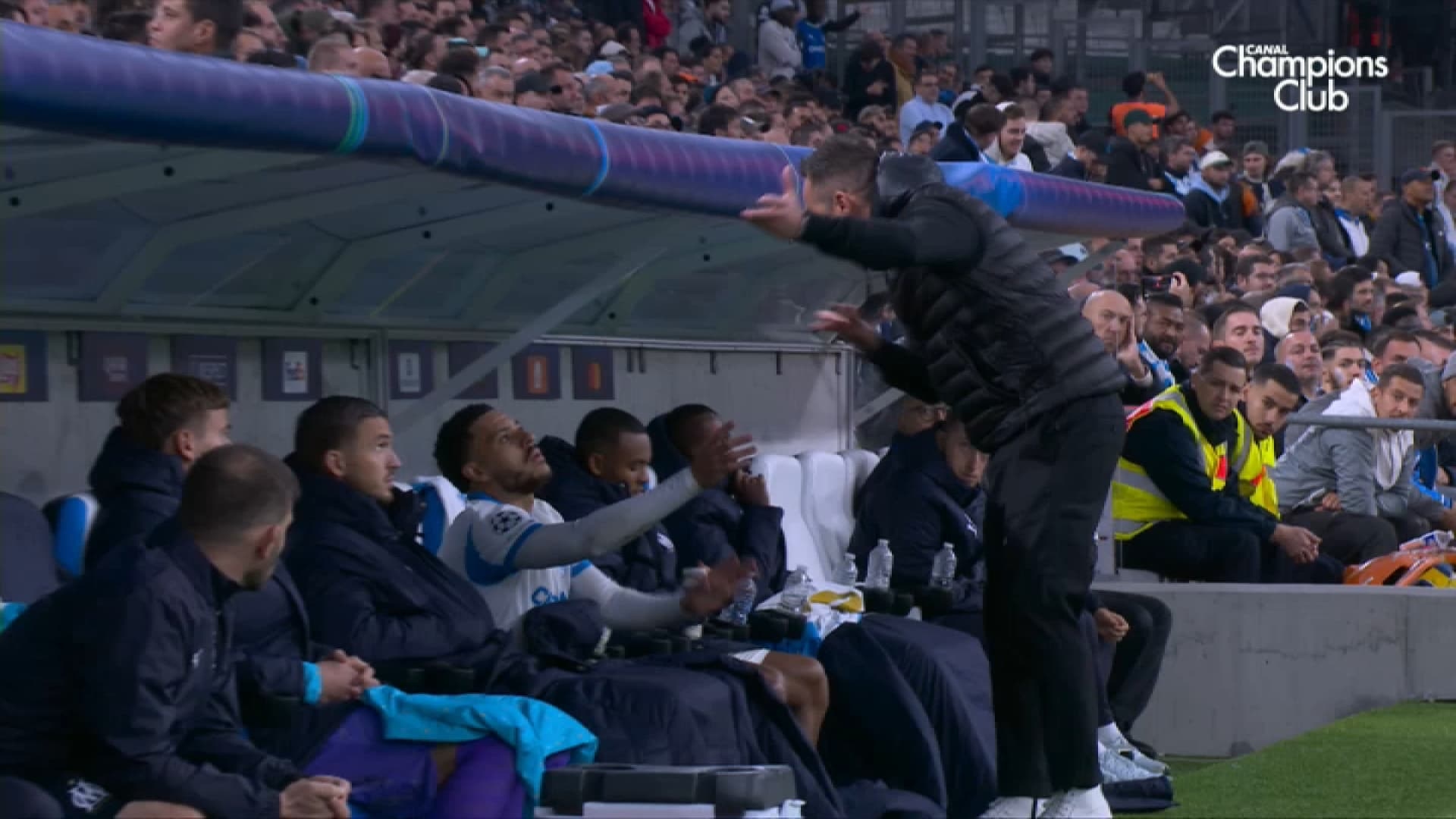 OM-Аталанта: Очень напряженный обмен мнениями на скамейке запасных между Де Зерби и Эганом-Райли