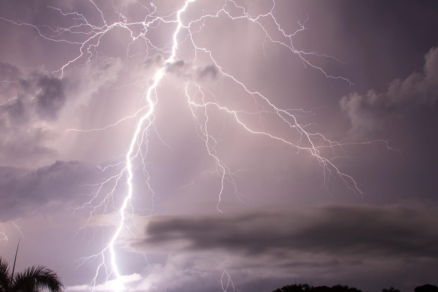 Fırtına uyarıları: Bazı bölgeler yağmur ve gök gürültülü fırtınalar nedeniyle alarmda kalmaya devam ediyor