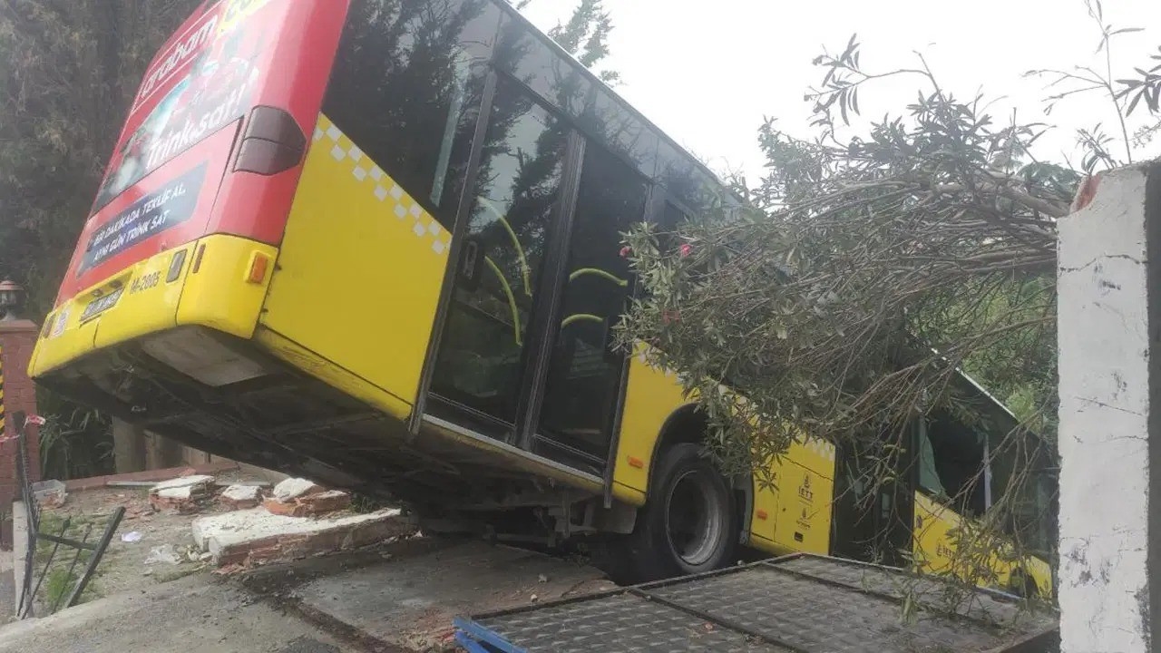 Um acidente assustador em Üsküdar! Um ônibus da IETT com freios quebrados foi deixado pendurado no muro.