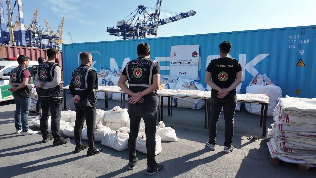 Sono state esposte 1,7 tonnellate di cocaina sequestrate nel porto di Ambarlı