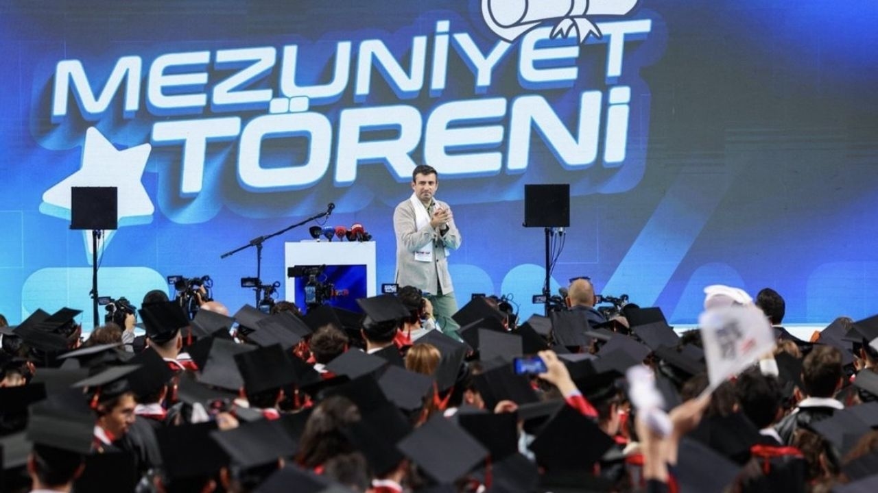 Selçuk Bayraktar wandte sich an die Absolventen: „Ihr werdet die Zukunft dieses schönen Landes prägen.“