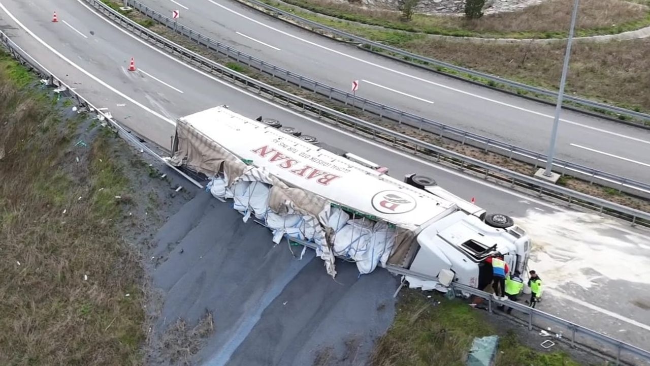 Een vrachtwagen kantelde nadat deze een bocht in Arnavutköy niet goed nam.