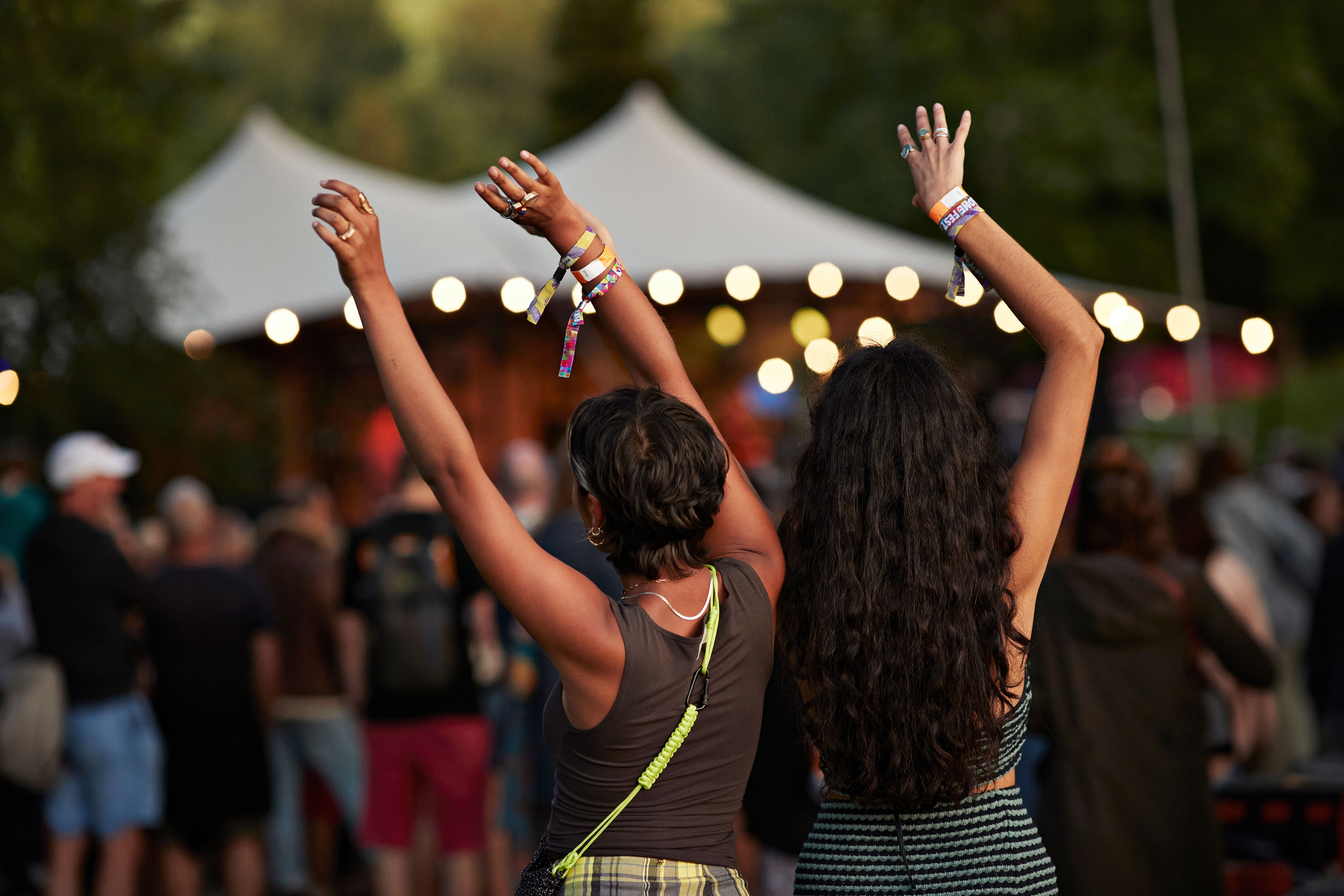 Носки и концерты: как некоторые места тратили деньги, полученные в качестве компенсации за опиоиды