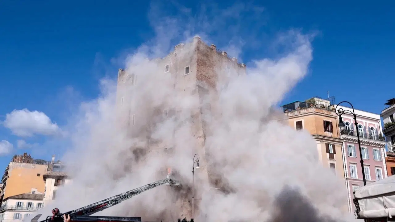 Mittelalterlicher Turm stürzt bei Restaurierungsarbeiten ein!