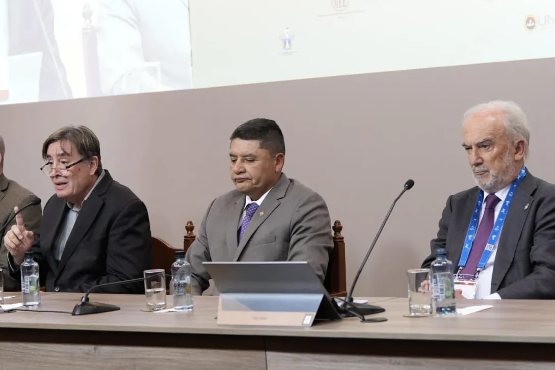 García Montero rozmawia z Muñozem Machado w Arequipie: „Będzie czas, żeby porozmawiać nie tylko o dyrektorze RAE i przygotowywanym następcy”.