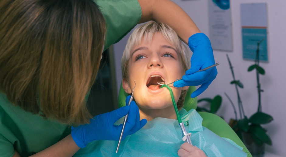 Поляки перестали платить и экономят тысячи злотых. Они нашли способ справиться со стоматологами.