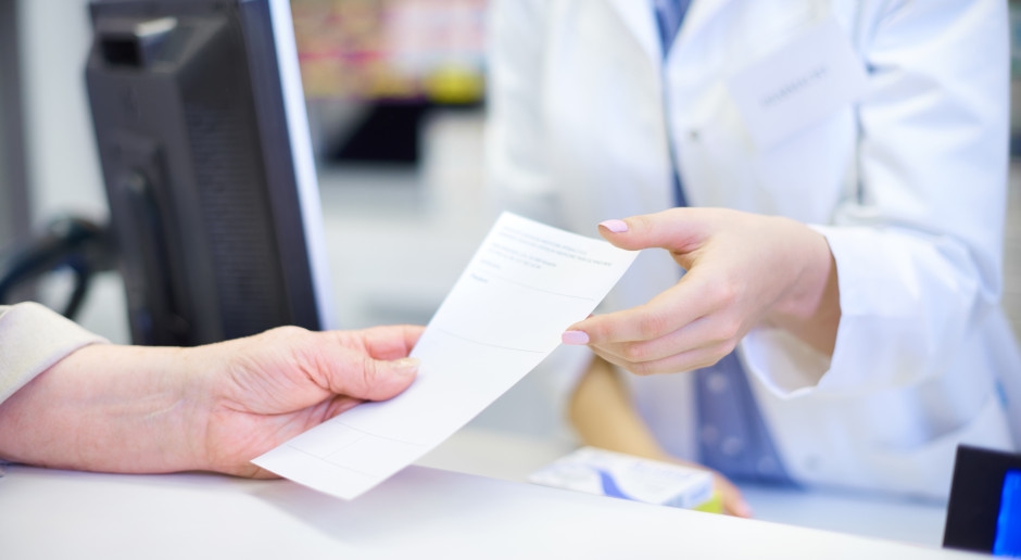 Sie erhalten ein ärztliches Attest und ein Rezept. Eine Überweisung ist nicht erforderlich, und Sie müssen sich nicht einmal anmelden.