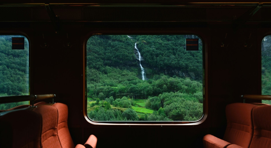 Es handelt sich um eine der schönsten Bahnstrecken Europas, die den Fahrgästen ein außergewöhnliches Naturschauspiel bietet.