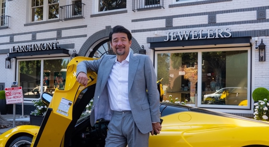 Il a plus de 100 millions de dollars dans son garage ! Il range ses Ferrari comme… des sauces dans un frigo.