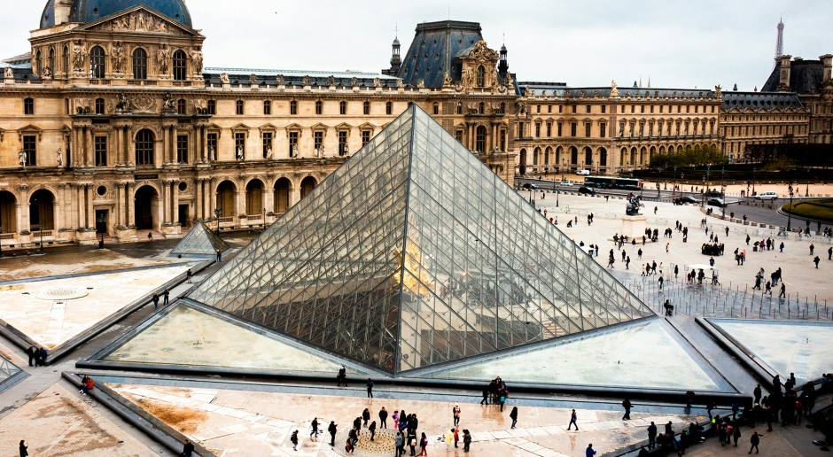 È lui il responsabile della rapina al Louvre? Il nuovo sospettato ha diversi crimini all'attivo e... un lavoro al museo.