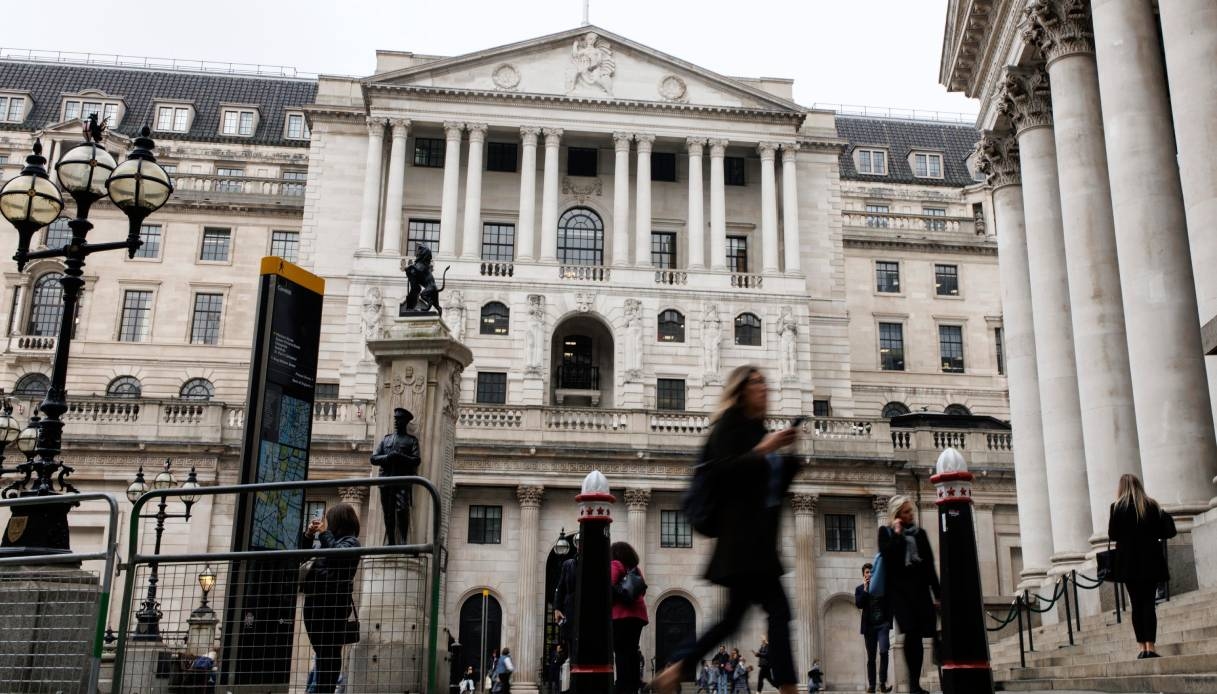 Os mercados estão negativos, o Banco da Inglaterra lidera a inflação: as taxas de juros permanecem inalteradas, mas a perspectiva continua incerta.