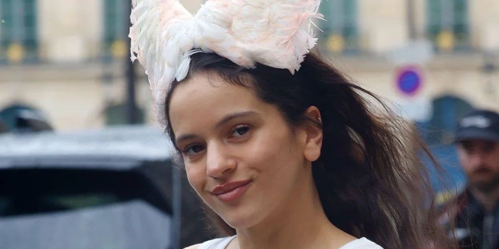 Hoe Rosalía's garderobe een extra element is geworden in de promotie van haar nieuwe album 'Lux'