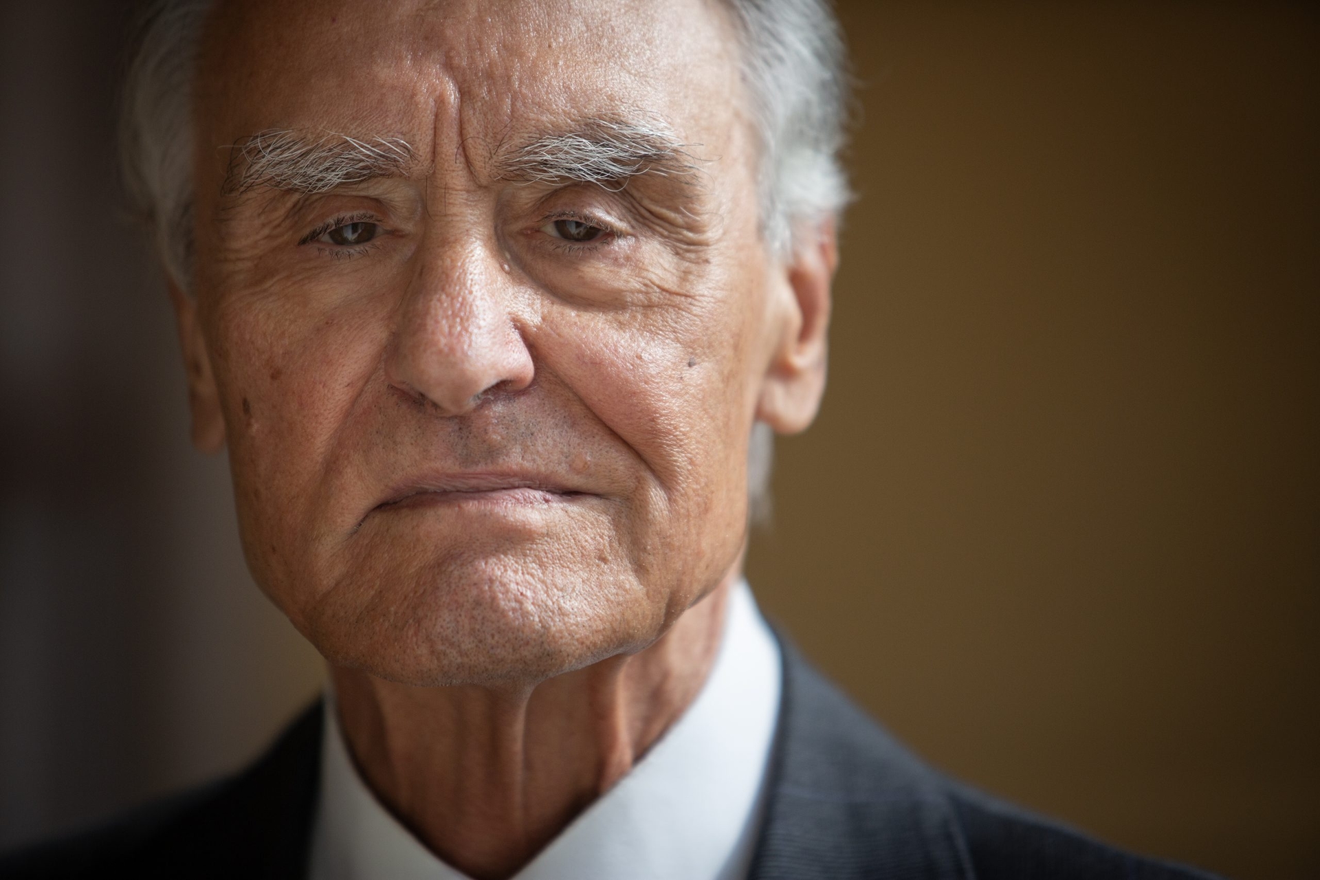 Cavaco, başkanlık seçimlerinde Marques Mendes'e kesin destek verdiğini açıkladı ve Gouveia ve Melo'yu eleştirdi.