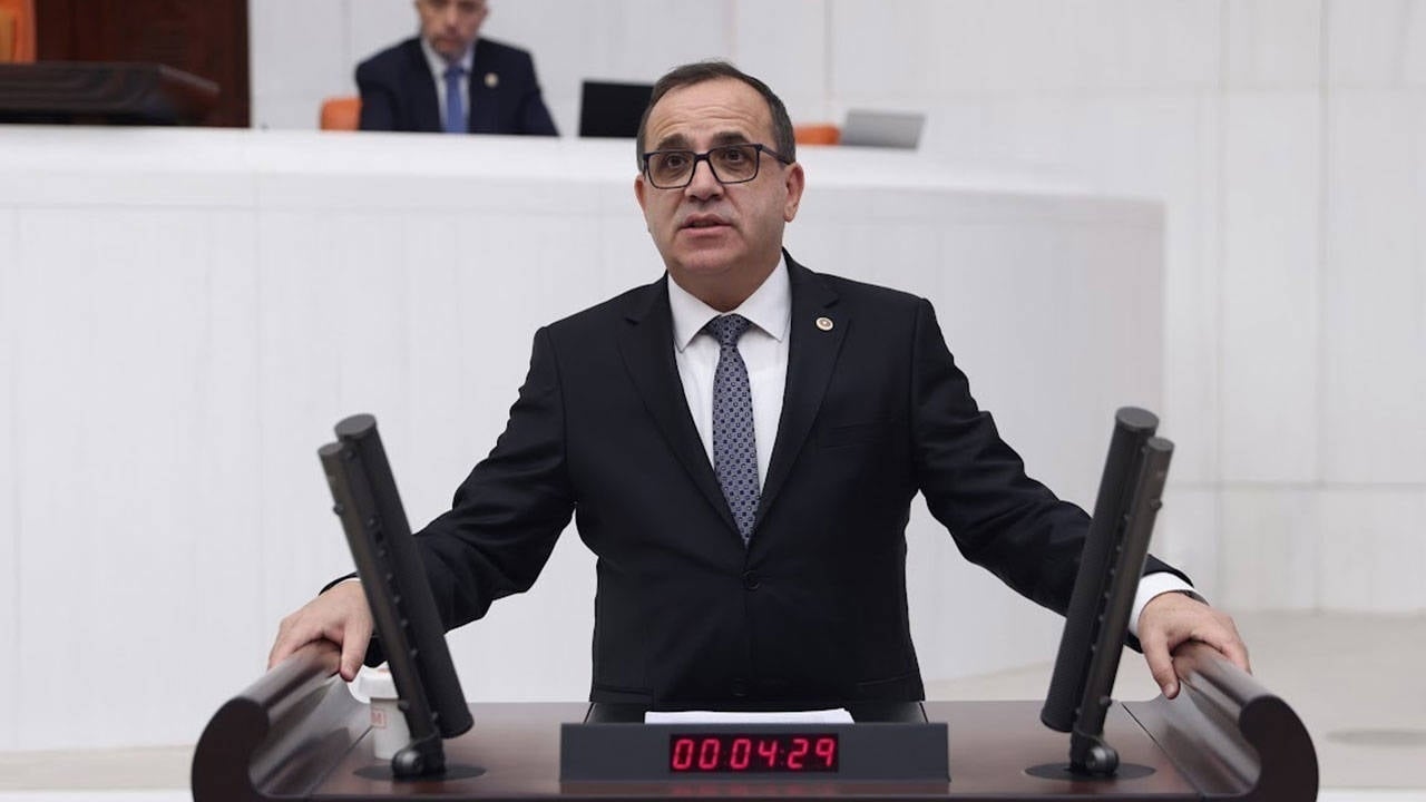 "As empresas estão falindo uma a uma, e o governo continua ocupado com a economia de fachada."