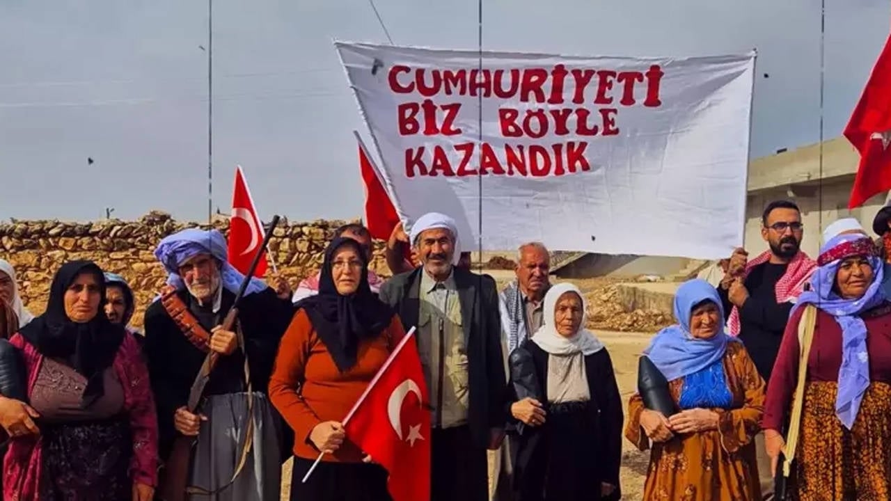 Le 102e anniversaire de la République a été célébré avec enthousiasme dans tout le pays : Nous sommes jeunes et courageux, nous vaincrons