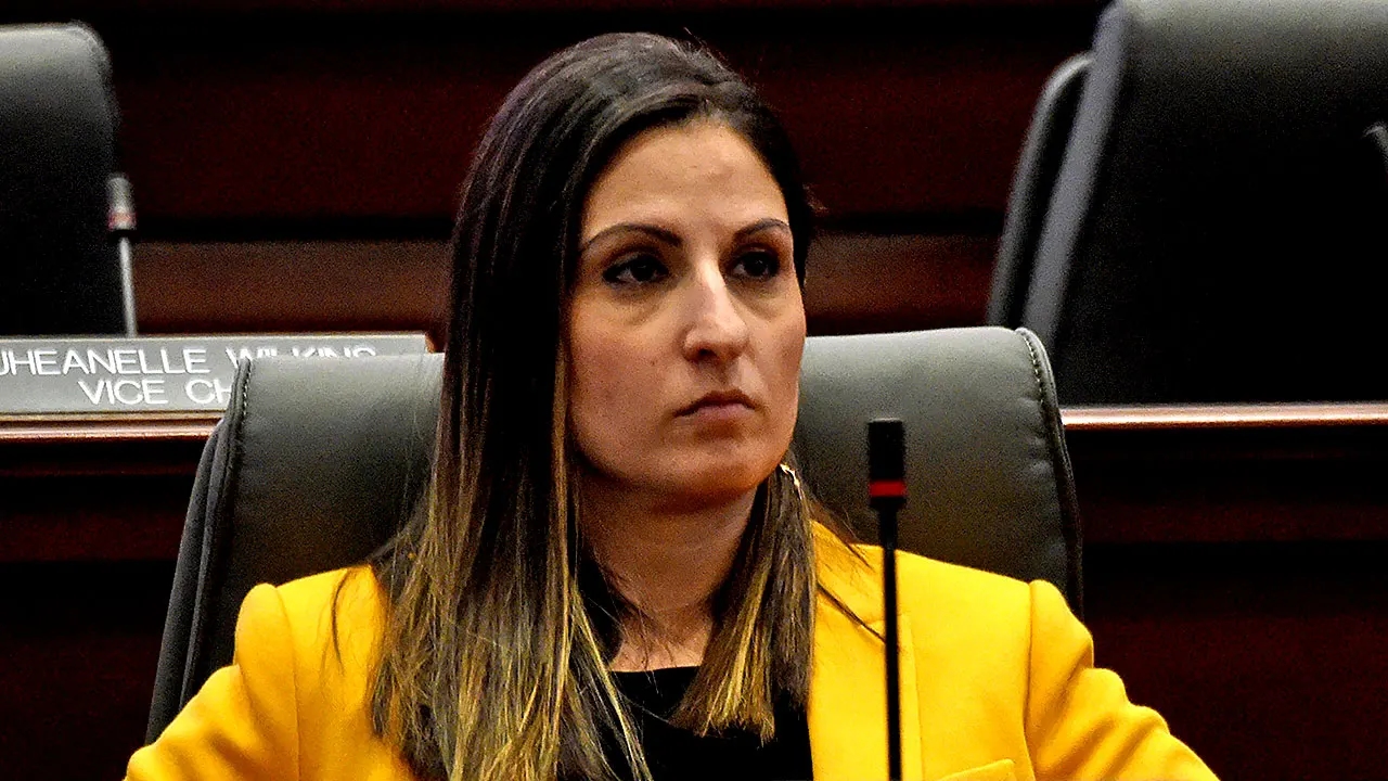 Demokratischer Staatssenator beschuldigt, zwei Kritiker heimlich beim gemeinsamen Schlafen gefilmt zu haben, um sie zum Schweigen zu bringen.