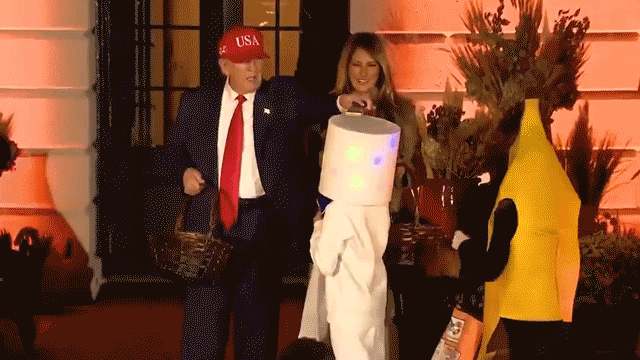 Trump vuelve a sorprender con un anuncio viral de dulces durante su primer Halloween de regreso en la Casa Blanca.