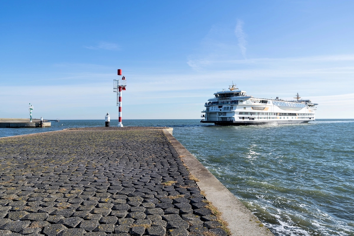 Le ferry reliant Trabzon à Sotchi est inspecté depuis plus de huit heures après deux jours en mer.