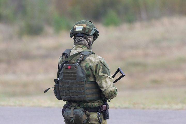 Un soldat ukrainien cherchait des allumettes et s'est rendu par accident.