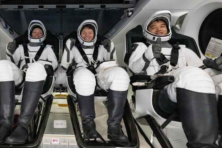 Trois autres astronautes sont bloqués dans l'espace après que leur vaisseau spatial a été endommagé.