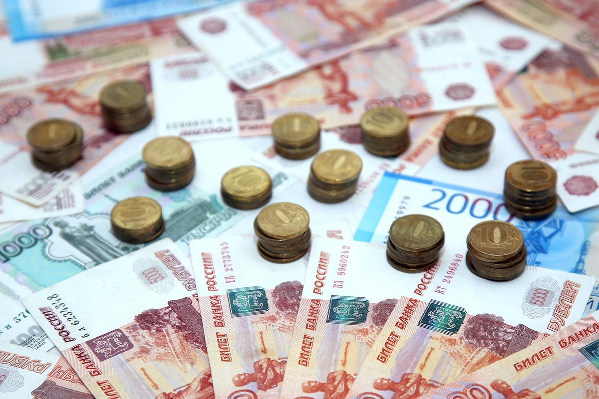 "Imposto sobre a tranquilidade": A maioria dos russos mantém parte de suas economias em dinheiro vivo.