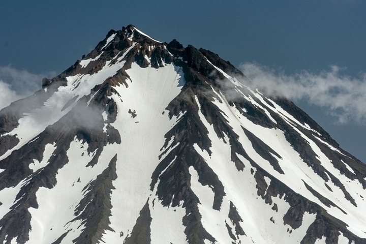 Uma avalanche engolfou uma plataforma de perfuração que transportava dois geólogos em Kamchatka.