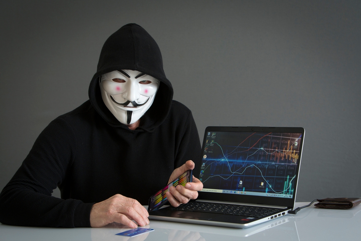 Golpistas estão enganando pessoas, roubando-lhes dinheiro sob o pretexto de oferecer emprego.